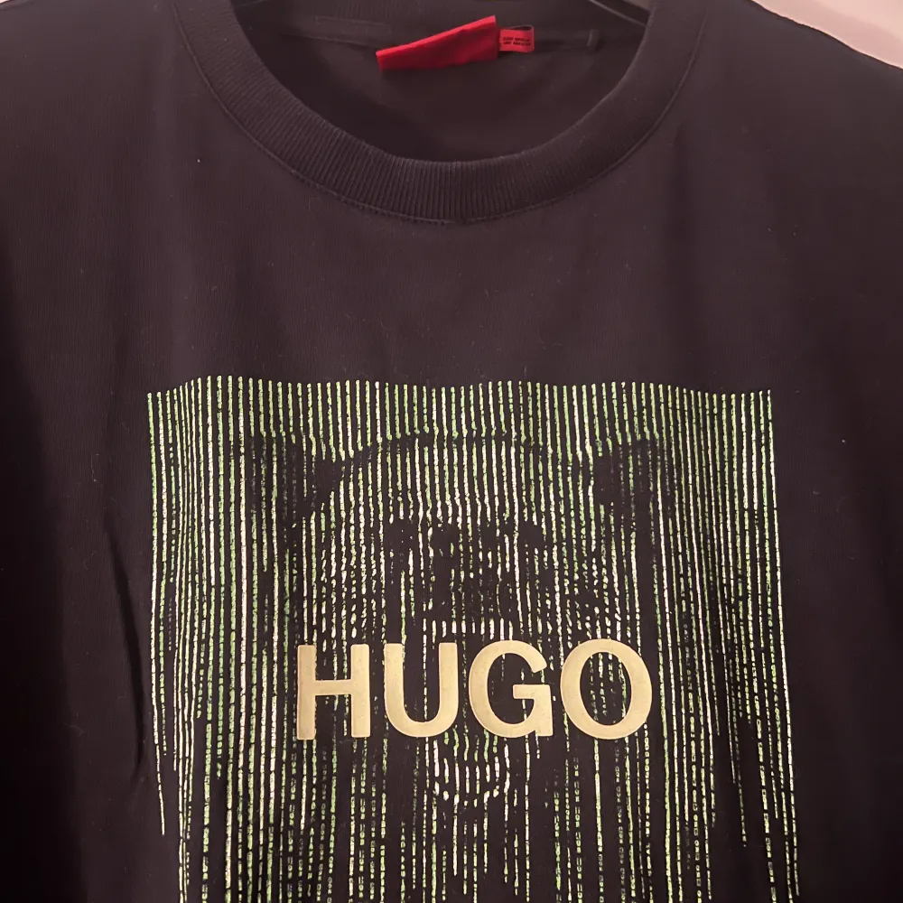T-shirt från Hugo boss i storlek S, knappt använd!  Nypris 659kr. T-shirts.