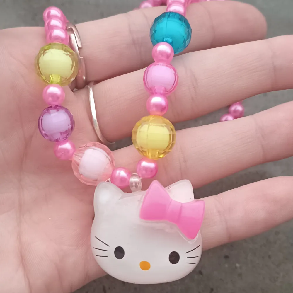 Hello kitty halsband som jag aldrig använt så ser som nytt ut. Accessoarer.