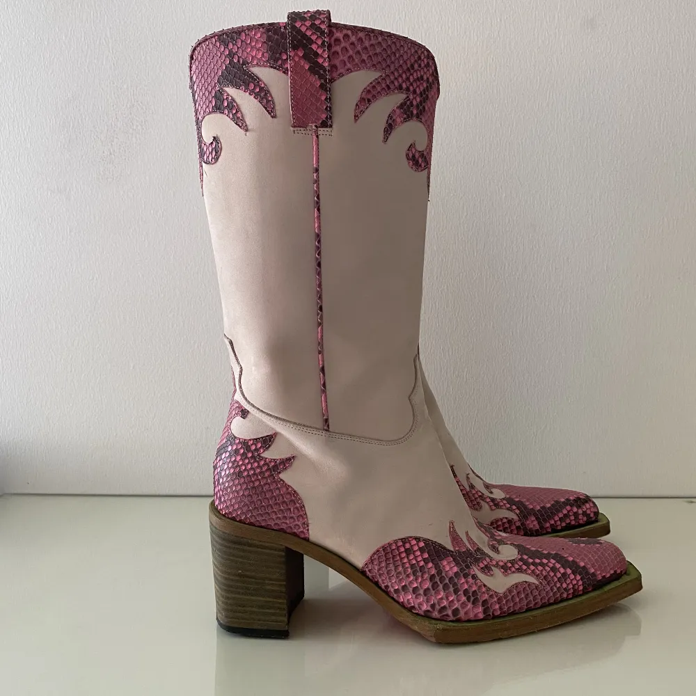 Vintage cowboy boots i äkta rosa läder. Skor.