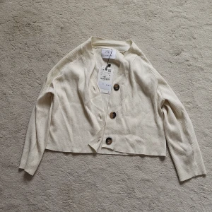 Kofta med knappar - Söt kofta med knappar från Zara. Storlek 140cm, men sitter bra på mig som är 170 🤷🏼‍♀️. Prislappen kvar så aldrig använd. Nypris 199kr. 