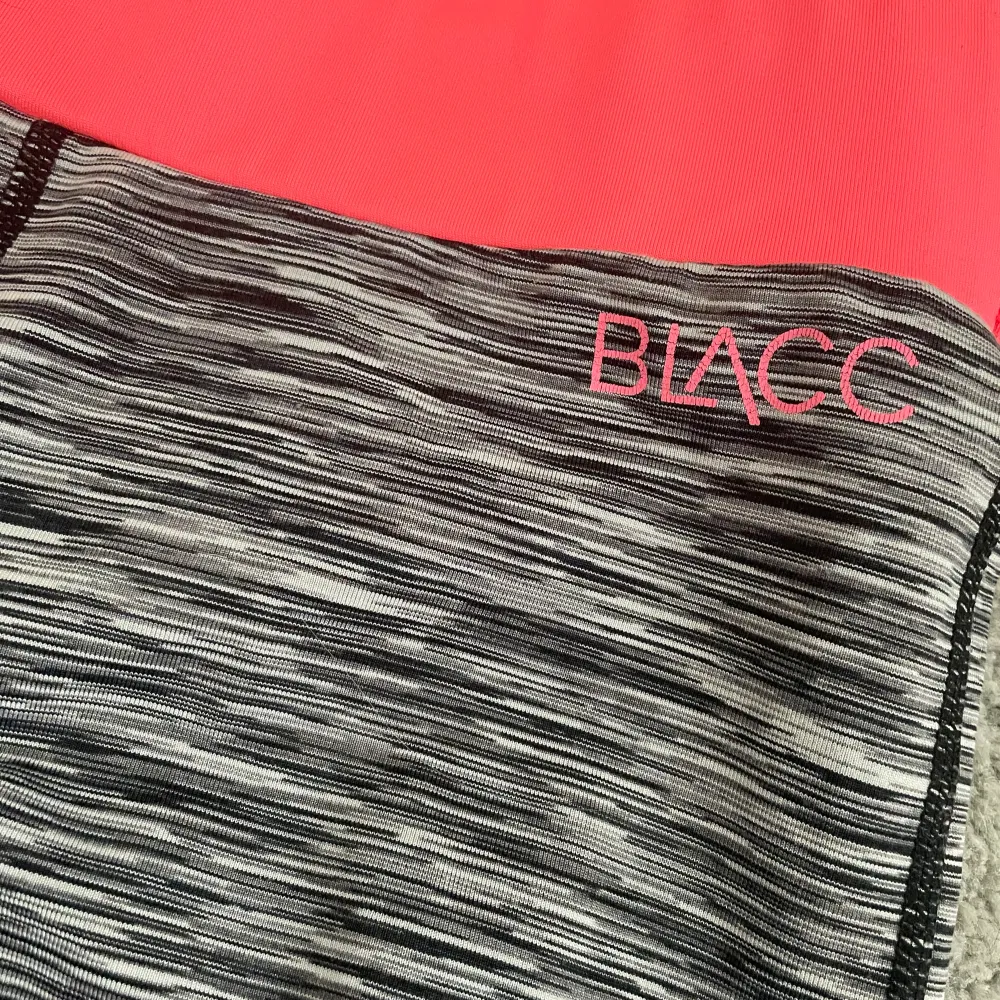 Träningstights från BLACC i fint skick, hela och rena.. Jeans & Byxor.