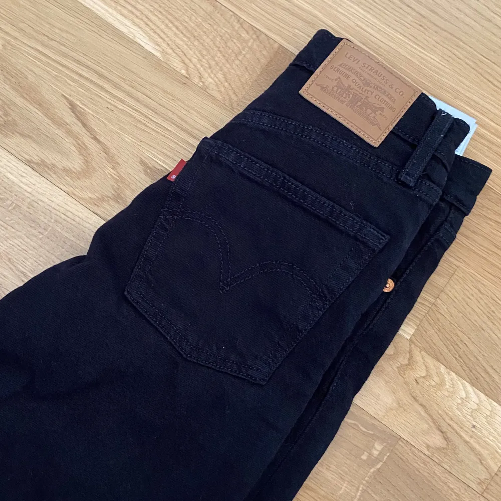Svarta Levis jeans i i ribcage modellen, stretchiga och sköna! . Jeans & Byxor.
