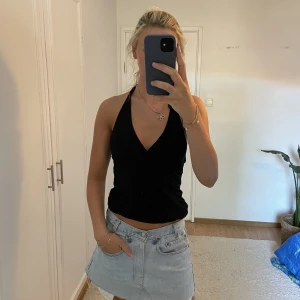 Halterneck - Halterneck tröja från h&m men köpt secondhand. Lite tjockare tyg. Bra skick knappt använd. Jag har normalt xs/s