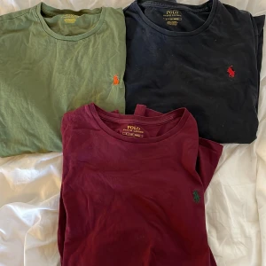 Ralph Lauren långärmad tröja - Säljer tre st i olika färger. Alla i väldigt fint skick, som nya. De är tunna bomullströjor, typ som t-shirts fast långärmade. Storlek 170 (typ S/M). Jag på bilden är 180cm, passar mig bra. 150 kr för en, 250kr för två och 300kr för alla tre. 