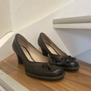 Clarks pumps - Nästintill oanvända svarta Clarks pumps. Hur gulliga som helst. Nypris 1059kr