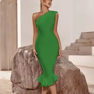 Tjena tjena, nu säljer jag min underbara grön klänning som går till knäna. Elegant och tillverkad av högkvalitativt material som gör den både bekväm och hållbar. Har ej använt den. Vill gärna få sålt den så fort som möjligt.  Priset går att dissikera!!💚🍀👗