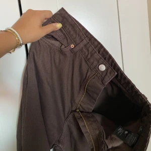 Bruna jeans - Bruna jeans från Monki, high waist och långa! Första bilden för att få en mer rättvis färg 