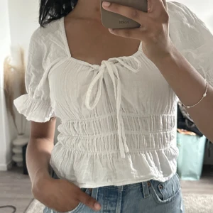 En supersöt linneblus🤍 - Säljer en söt linneblus med puffärm o snöre fram till🤍