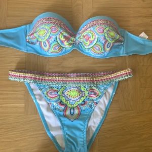 Bikini med fint mönster - Väldigt fin bandaue bikini med härliga färger! Jag har aldrig använt den och jag har tvättat den.