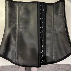 Waist trainer  - xs men de e som S köpte för liten jag behöver verkligen större ny skick endast testat. Kan gå ner vid snabb affär 