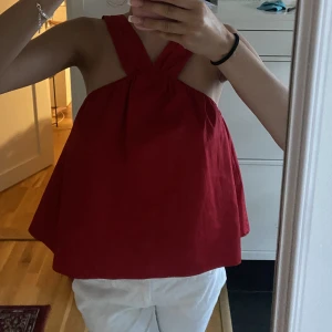 röd topp från zara - för söt topp från zaras trd collection. Skick 10/10, aldrig använd utan har bara legat i garderoben❤️ Storlek S men skulle säga den passar folk som är M och Xs också! lite prassligt material