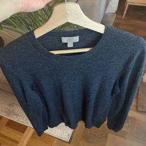 Lurvig och skön marinblå tröja från COS i storlek M
