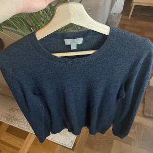 COS jumper - Lurvig och skön marinblå tröja från COS i storlek M