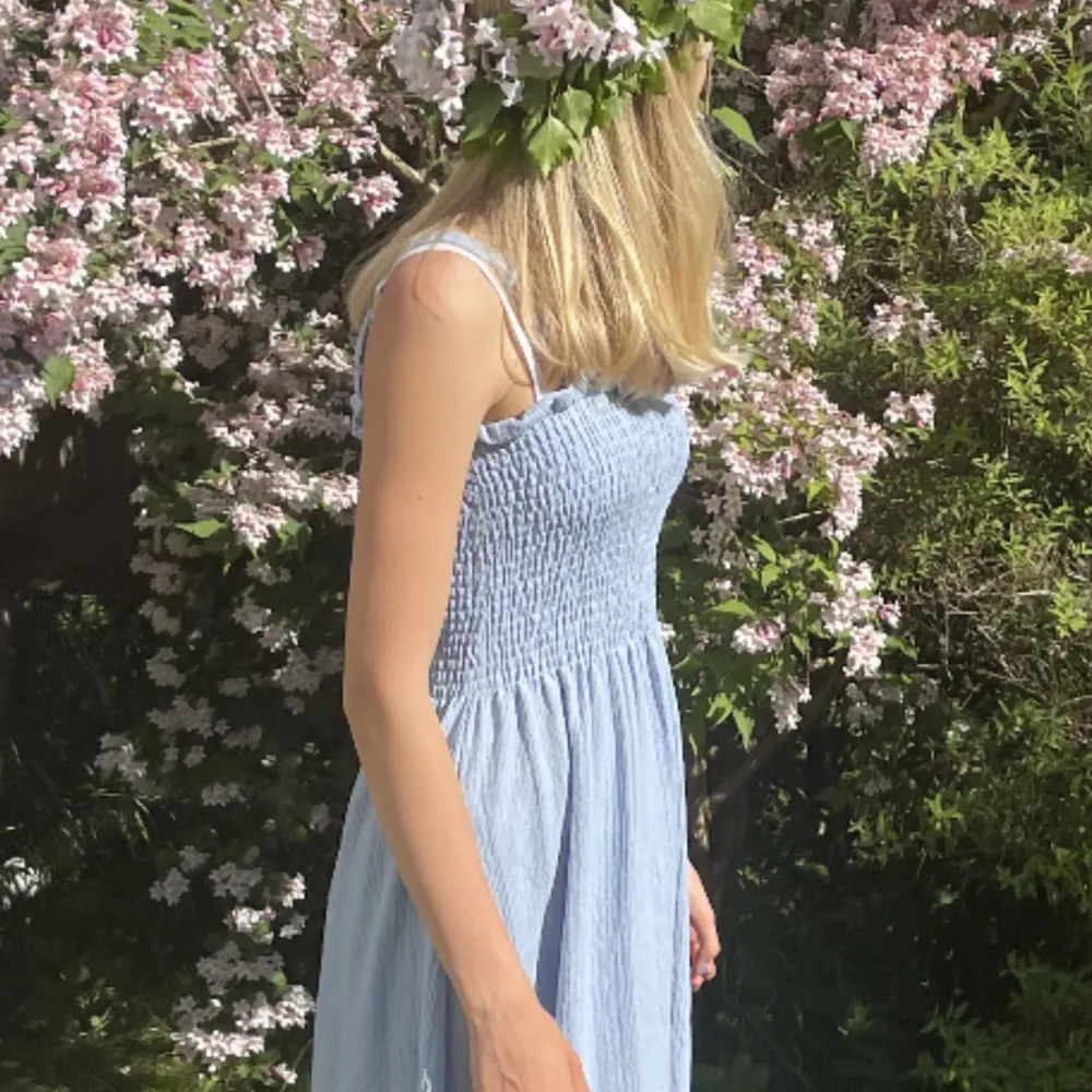 Blå klänning, passar perfekt till sommarn! Borde till vadan och under finare ävent!💗 Använd en gång💗💗. Klänningar.