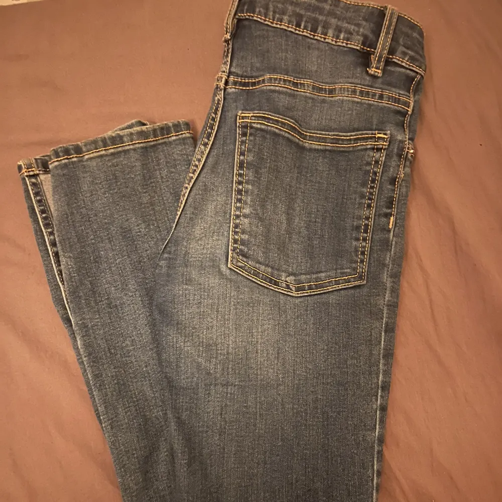 Säljer ett par jane slit jeans som är från Cubus. Blev aldrig till användning isf bara 3gånger så dom blev för små för mig dem är i väldigt bra skick skit fina också! 💞. Jeans & Byxor.