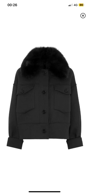 Meotine jacka  - Intressekoll på min fina svarta Meotine jacka, fint skick, förutom att de har lossnat en ömtålig knapp  på jackan men som inte syns så mycket alls! Annars super skick, pälsen fin osv, storlek S/M, vill se hur mke ja skulle kunna få för den! Hör av er!❤️❤️💕