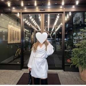 Hanna schönberg x na-kd  - Super snygg klänning frånn Hanna schönbergs kollektion tillsammans med nakd 🤩🌸säljer då den är förliten för mig 🤍