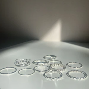 Silverringar  - 11 st jätte fina, simpla silverringar. De är i storlek M och helt oanvända.  Frank är inkluderat i pricet!