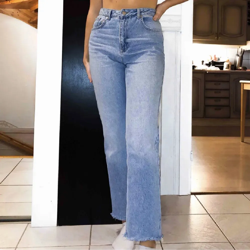 Mom jeans från Na-kd, endast använda ett fåtal gånger! På hemsidan heter de High waist raw hem straight blue jeans. Hör av dig för mer information :). Jeans & Byxor.