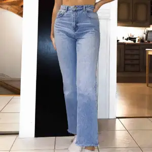 Mom jeans från Na-kd, endast använda ett fåtal gånger! På hemsidan heter de High waist raw hem straight blue jeans. Hör av dig för mer information :)
