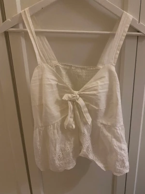 Topp/Linne - Vit topp/linne från shein o storlek L. Dock liten i storlek så passar mer S/M.