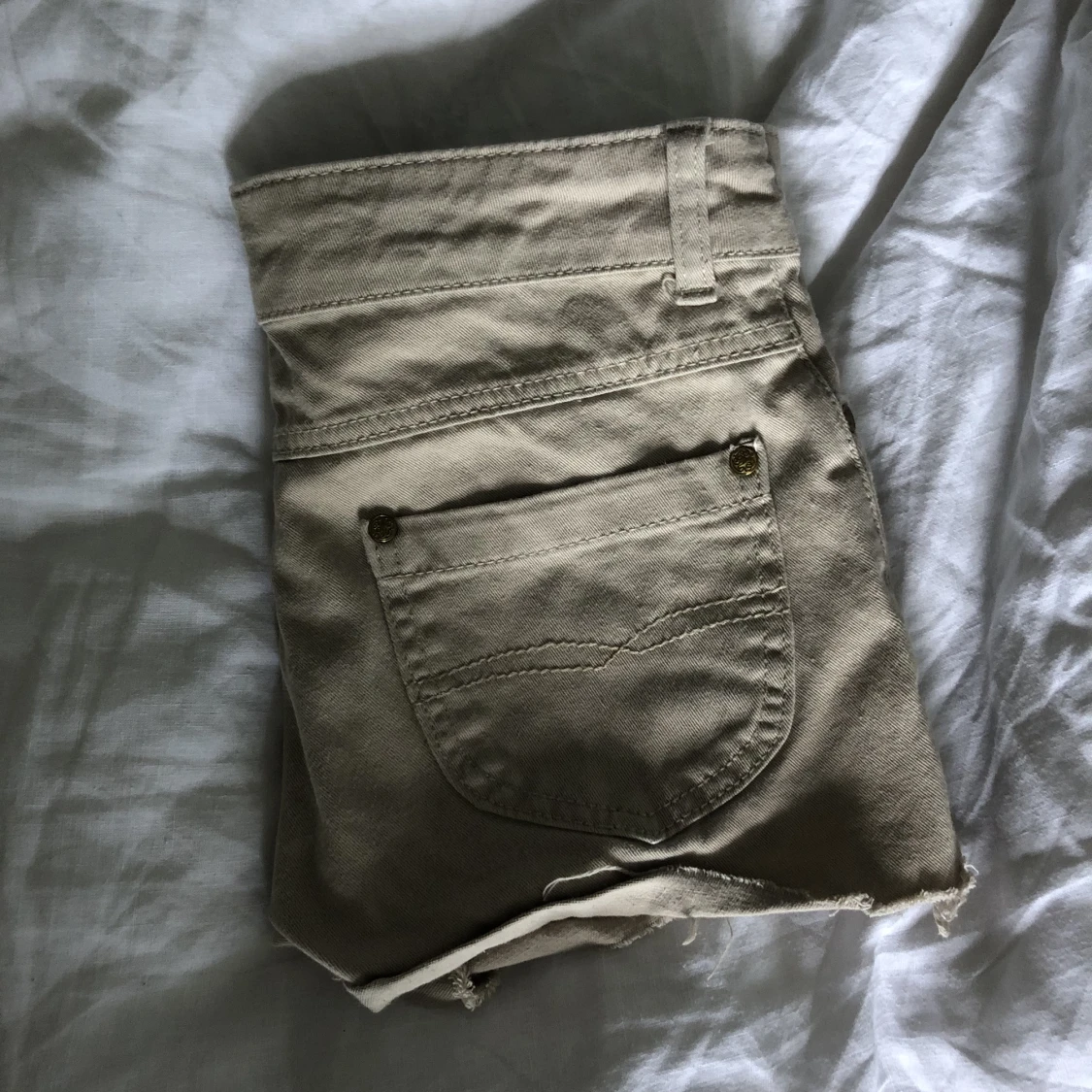 Beigea lågmidjade shorts - 90