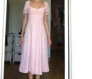 Sommarklänning  - Midiklänning från NAKD. Endast använd 1 gång. Superfin och somrig. En slits framtill och knappar som går att öppna. En dragkedja på sidan för att man ska kunna komma i den.