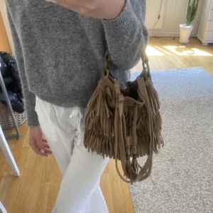 Väska  - Säljer denna väskan som jag använt en gång. 