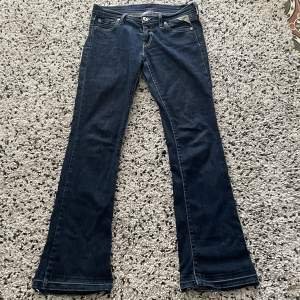 Säljer dessa lågmidjade replay jeans! Midjemåttet: Ca 39cm mätt rakt över  Innerbenslängden: Ca 70cm 