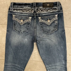 Miss me jeans - Ett par lowwaist bootcut miss me jeans i fint skick utan fläckar. Midjemåttet är 39cm (tvärs över) och innerbenslängden är 69cm. Tryck gärna på köp nu!