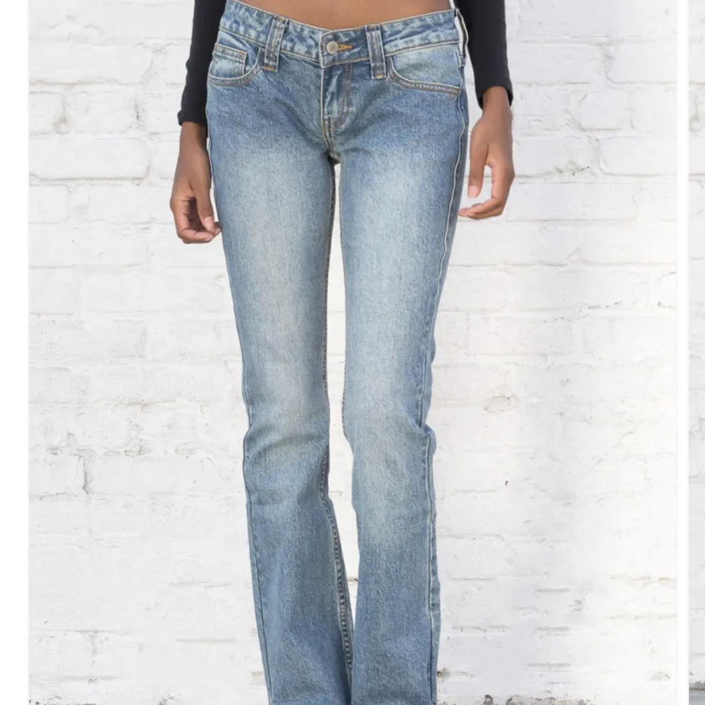 Supersnygga lågmidjade bootcut jeans från brandy Melville. Jeansen är helt nya, aldrig använda och lappen sitter kvar. Nypris är 440kr. Köparen står för frakt!💞💞. Jeans & Byxor.