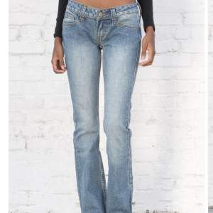 Supersnygga lågmidjade bootcut jeans från brandy Melville. Jeansen är helt nya, aldrig använda och lappen sitter kvar. Nypris är 440kr. Köparen står för frakt!💞💞