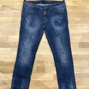 Riktigt fräsch DSQUARED Jeans i perfekt skick. Jeansen är i storlek 38 Köpt för 3000kr. Passar dig som är 193+ cm.