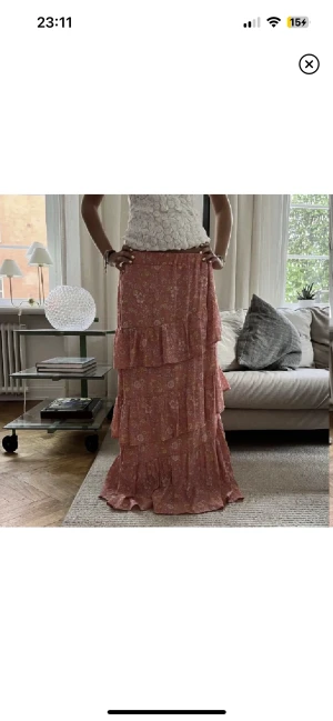 Långkjol - Säljer denna suuuper snygga långkjolen då den inte kommit till användning. Helt ny med lappen kvar🩷🩷