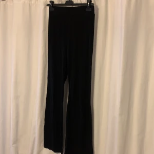 Svarta sköna byxor  - Svarta jätte sköna ribbade byxor med en liten slits längst ner🖤 Från shein storlek M