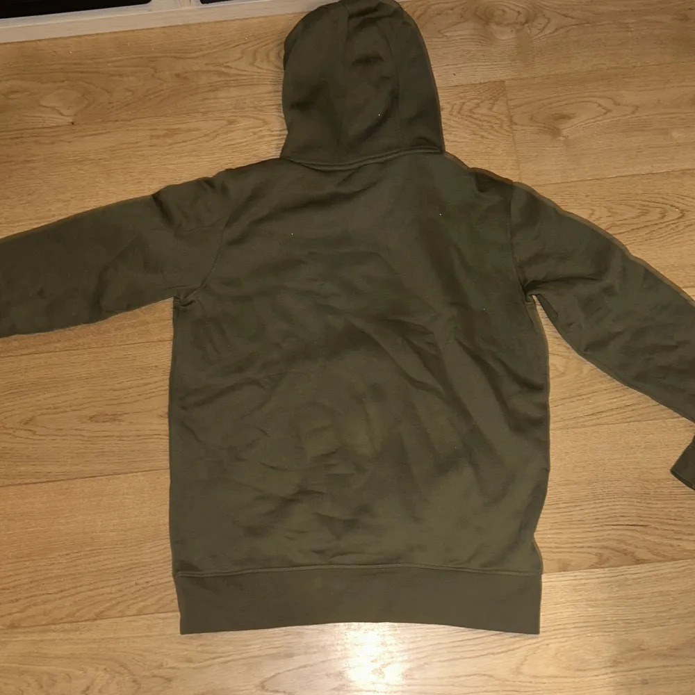 Condition 9/10 SIZE L KNAPPAST ANVÄND KÖPT PÅ JOHNELLS ORIGINAL PRIS 1300kr. Hoodies.