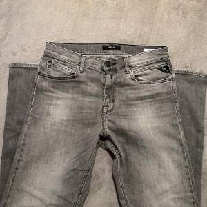 Snygga Replay jeans i en ljus grå färg. Jeansen är knappt använda och i ett jätte bra skick. Pris kan diskuteras. Skriv vid fler bilder.