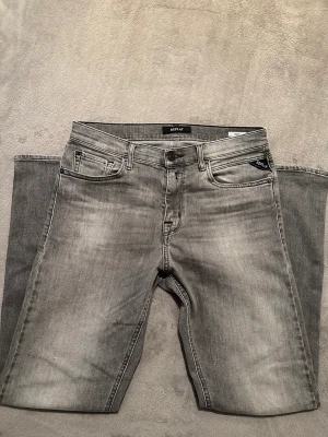 Replay jeans  - Snygga Replay jeans i en ljus grå färg. Jeansen är knappt använda och i ett jätte bra skick. Pris kan diskuteras. Skriv vid fler bilder.