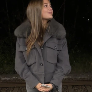 Meotine jacka - Intressekoll på min meotin jacka, köptes i februari detta året och har därför inte används allt mycket. Den är i nyskick och inga defekter als! Helt slutsåld och vänt listan är lång! 