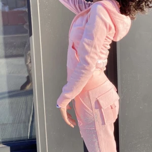 Juicy couture set - Första bilden är lånad!!! Helt nytt juicy set. Säljer då det tyvärr är för litet för mig. Står att det är storlek L men det är mindre i storlek, skulle mer säga att det är S. Inte äkta 💓