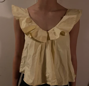 Volang blus - Säljer denna gulliga volangblusen!☺️ den är från zara och har inga defekter alls. Pris kan diskuteras! Xs men passar även S.