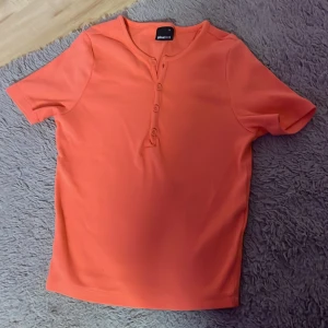 Har bara använt en gång men jätte fin och skön fast inte min stil och den är typ neon orange  - Det är storlek s den har en fin för det är ett skönt material till ch den passar med svarta byxor 