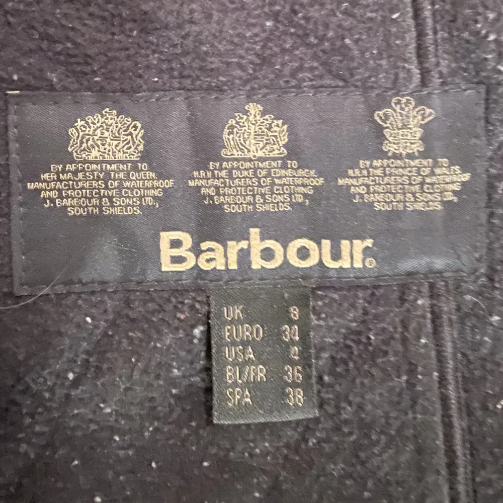 Säljer min Barbour jacka som är i strl 34. Är i väldigt bra skick inte sönder nånstans och känns helt ny! Är öppen för prisförslag!. Jackor.