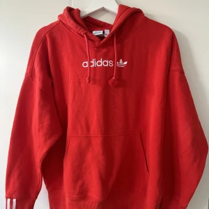 Adidas set  - Adidas hoodie med tillhörande tights. Hoodie stl 36 och tights stl 38. 🤍 Båda för 320:-, separat hoodie 280:-, tights 80:-.
