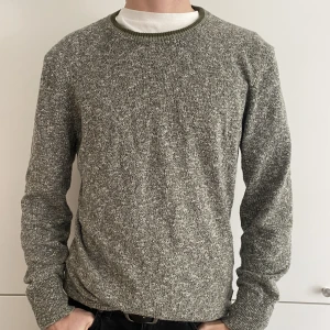 Stickad sweatshirt från Scotch & Soda - | Skick: 8/10 | Nypris: 1400kr | Storlek: M | Material: 65% Bomull, 35% nylon | En snygg och unik stickad sweatshirt från scotch & soda. Modellen är 187cm lång.