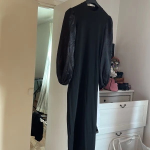 svart klänning - aldrig använt