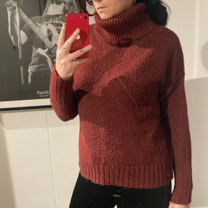 Stickad tröja med polo - Stickad tröja med polokrage. Fint skick.  Jag på bilden har strl s-m. 