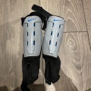 Benskydd fotboll M för barn - Väl använda med lite slitage med funkar fortfarande utmärkt. Storlek M för någon som är ca 130/140 cm lång.