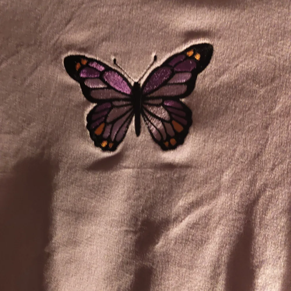 En pastellila t-shirt med en fjäril på. Så söt 🦋💜. Använd 2-3 gånger. Som ny.. Toppar.