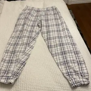 Ett par super fina pyjamasbyxor dum funkar på en M också skulle jag tro dom har ett litet hål på kanten i sömnen men går att laga jätte fort!💙🤍